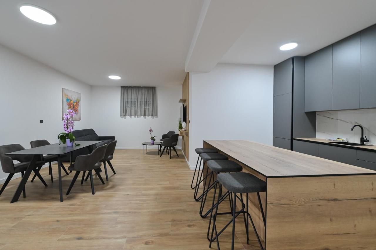 The Eagle Appartement Novalja Buitenkant foto